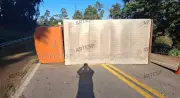 Caminhão tomba e interdita SP-250 em Piedade