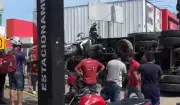 Caminhão tomba na Av. Autaz Mirim em Manaus; motorista ileso