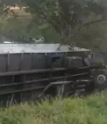 Caminhão tomba na BR-393 em Sapucaia e obstrui parcialmente a pista