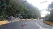Caminhão tomba na Mogi-Bertioga após falha nos freios; trânsito flui em faixa