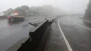 Caminhão tomba na Serra do Mar e bloqueia BR-277 no Paraná