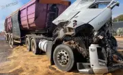 Caminhoneiro fica preso às ferragens em acidente na Rodovia Raposo Tavares