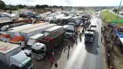 Caminhoneiros paralisam em protesto por votação da MP do Frete no Senado