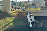 Caminhonete que caiu no córrego Vidoca é retirada com guinchos em São José dos Campos