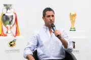 Campeão mundial em 2010, Joan Capdevila é barrado nos EUA e perde final da Copa