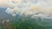 Canadá evacua comunidade de 600 pessoas ameaçada por incêndios florestais