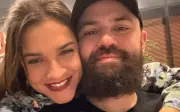 Cantor Mateus, da dupla com Jorge, recebe homenagem de aniversário da esposa
