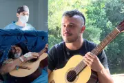 Cantor toca viola durante cirurgia cerebral para retirar tumor no PR
