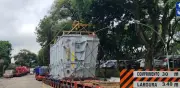 Carga excedente de 54 metros passa pela Via Dutra no RJ