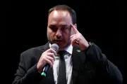 Carlos Bolsonaro resiste à trégua entre Flávio e Michelle