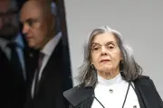 Carmen Lúcia defende democracia e urnas eletrônicas em evento