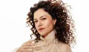 Carol Fazu lança single 'Vamos Brilhar' com participação de Roberta Campos