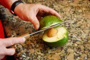 Caroço de abacate é comestível? Nutricionista esclarece e dá receitas