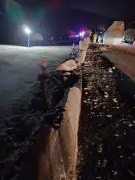 Carreta com bloco de pedra tomba e motorista fica ferido na Via Dutra