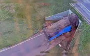 Carreta entala em viaduto na Raposo Tavares em Assis (SP)