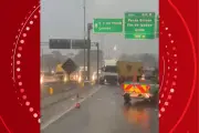 Carreta tomba e interdita BR-376 na Grande Curitiba