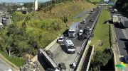 Carreta tomba e interdita totalmente pista da Rodovia Dom Pedro I em Atibaia