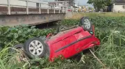 Carro abandonado é encontrado dentro de canal em Macapá