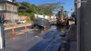 Carro afunda em buraco por vazamento na Zona Sul de Teresina
