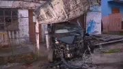 Carro atinge poste e invade casa em Canoas; mulher fica ferida