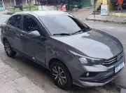 Carro avança sinal e é atingido por VLT em João Pessoa; não há feridos