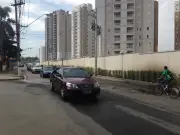 Carro bate em muro e fere três pessoas em Mogi das Cruzes