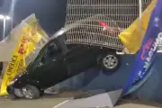 Carro cai em barranco dentro de supermercado em São José dos Campos