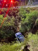 Carro cai em canal em Montes Claros; condutora não estava no local