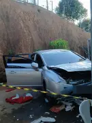 Carro cai em ribanceira, atinge igreja e deixa cinco feridos em Ubá