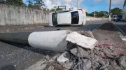 Carro capota após colidir com poste no Eixo Quartel em Maceió
