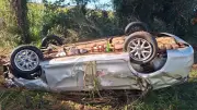 Carro capota com excesso de passageiros e motorista embriagado na BR-163