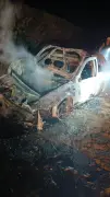 Carro capota e pega fogo na MG-414; incêndio atinge mata em Araguari