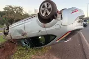 Carro capota em buraco na avenida Gury Marques em Campo Grande