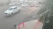 Carro capota em cruzamento movimentado de Curitiba; veja vídeo