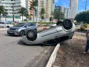 Carro capota em rotatória de Ponta Negra em Natal; ninguém se feriu