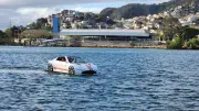 Carro conversível de luxo navega pela Baía de Vitória e viraliza
