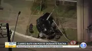 Carro fica destruído após bater em poste na Zona Leste de SP