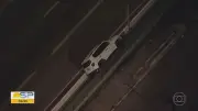Carro fica pendurado em mureta do Viaduto Miguel Mofarrej na Zona Oeste