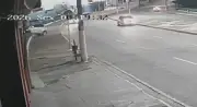 Carro fica pendurado em ponte após acidente em Jundiaí