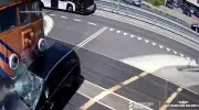 Carro invade trilho e é arrastado por trem na Polônia; dois feridos