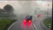 Carro é lançado ao ar por tornado durante tufão Bavi na China