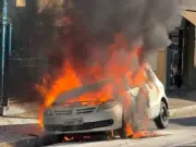 Carro pega fogo ao dar partida em Capivari; ninguém se feriu