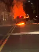 Carro pega fogo e fica destruído em Uberaba; ninguém se feriu