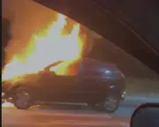 Carro pega fogo e mobiliza Bombeiros em Volta Redonda