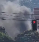 Carro pega fogo em frente à concessionária Volvo em Botafogo e interdita rua