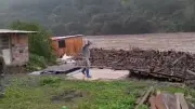 Casa é arrastada por correnteza no RS; veja momento