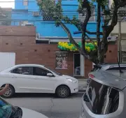 Casa de Saliencia em Botafogo irrita fiéis em frente a igreja