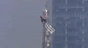 Casal escala Empire State Building, protesta e faz noivado; é preso