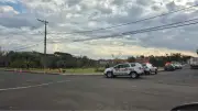 Casal é resgatado após árvore cair sobre rede elétrica e atingir carro em Botucatu