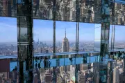 Casal russo escala Empire State Building para protestar e noivar